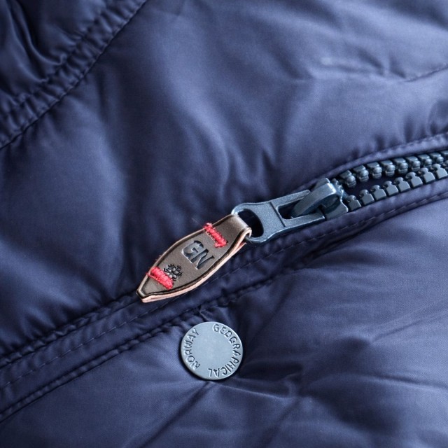 Kurtka damska narciarska puchowa Geographical Norway BELANCOLIE LADY granatowa z kapturem zapiecie.jpg
