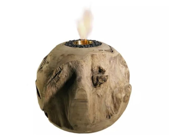 dekoracyjna kula ognista teak w trakcie palenia