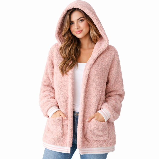 bluza damska różowa pluszowa z kapturem na modelce styl casual wygodna OUTLET