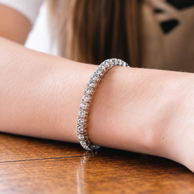 Bransoletka tenisowa Philip Jones z kwadratowymi kryształami Swarovski® na nadgarstku