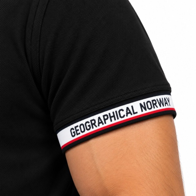 Czarna koszulka polo Geographical Norway Koliar Black Men detal rękawa z logo