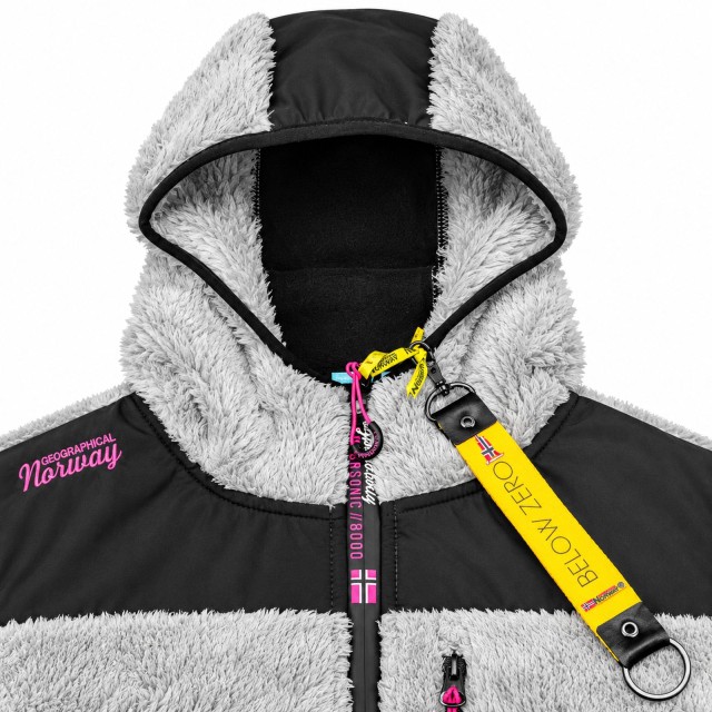 Detal kaptura i puszystego futerka szarego polaru Geographical Norway Telodia Lady