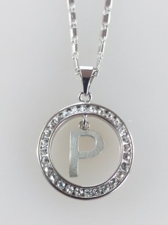 Naszyjnik Philip Jones z inicjałem ''P'' i kryształami Swarovski